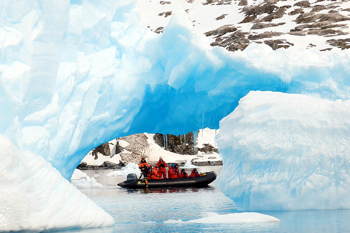 AQ1113LN1833_antarctic-peninsula-cierva-cove.jpg [&copy; Last Frontiers Ltd]