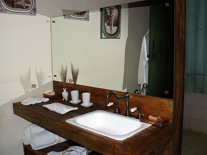 BR0911SM397_reserva-do-ibitipoca-bathroom.jpg [&copy; Last Frontiers Ltd]