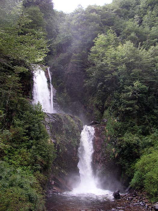 CH1005SM026_waterfall_c_austral.jpg [&copy; Last Frontiers Ltd]