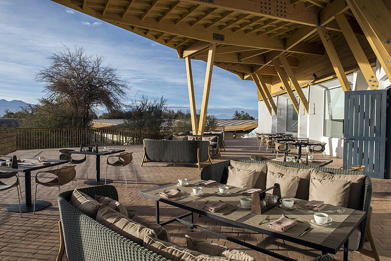 CL17EX14_explora-atacama-outside-dining.jpg [&copy; Last Frontiers Ltd]