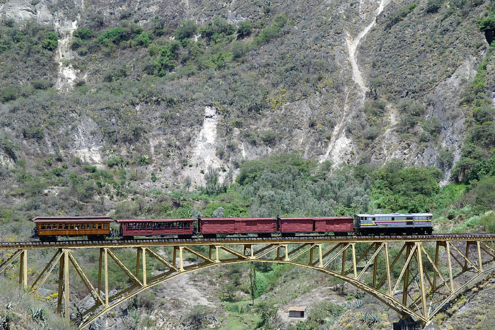 EC1012JL350_ibarra-salinas-train.jpg [&copy; Last Frontiers Ltd]