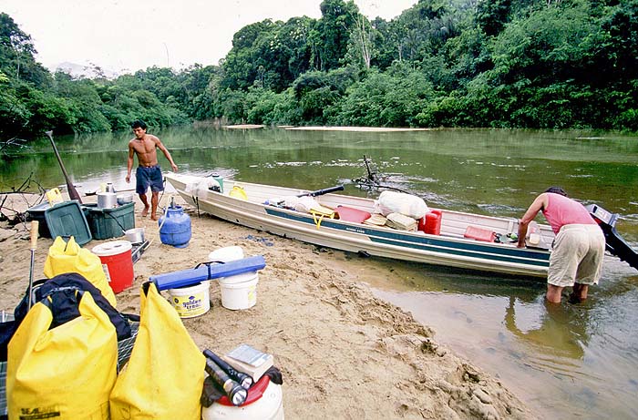 Image14_Boat_expedition_from_Dadanawa.jpg [&copy; Last Frontiers Ltd]