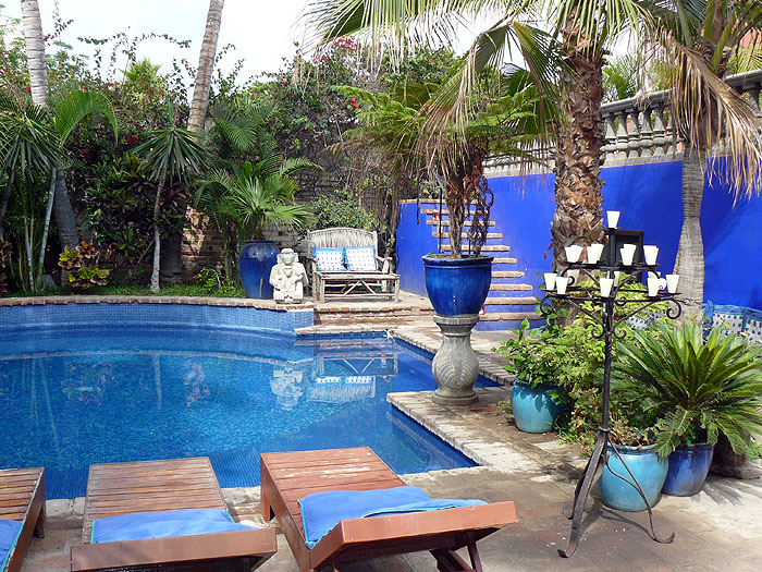MX0910JF133_hotel-california.jpg [&copy; Last Frontiers Ltd]