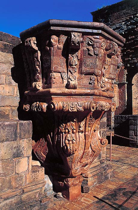 PA0498EPB08_trinidad_altar.jpg [&copy; Last Frontiers Ltd]