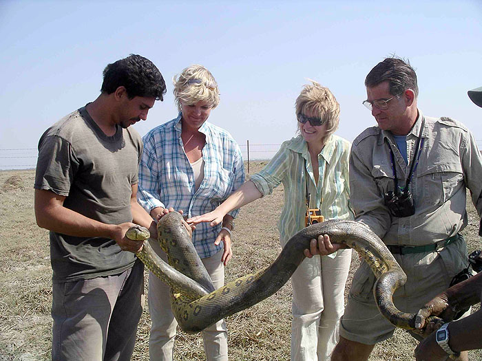 VE0305JL_Robert-with-Anaconda-March-2005.jpg [&copy; Last Frontiers Ltd]