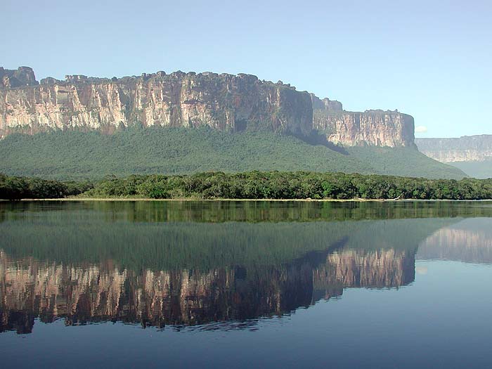 VE1202SM112_Auyan_Tepui_enroute_to_Canaima.jpg [&copy; Last Frontiers Ltd]
